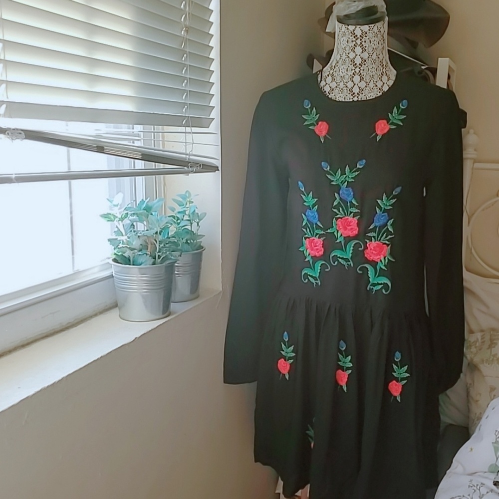 *NWT* Primark embroidered dress (size 6)